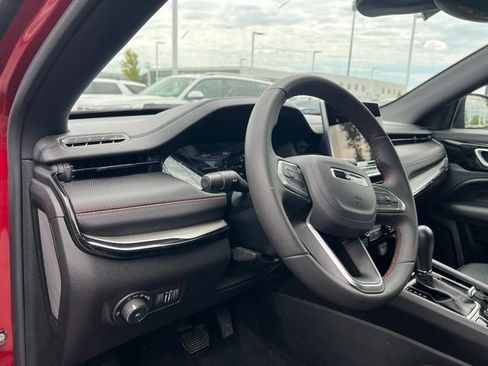 Used 2025 Jeep Compass Trailhawk AWD/4WD image 9