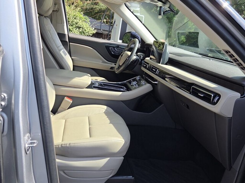 Used 2023 Lincoln Aviator Reserve w/ Equipment Group 201A AWD/4WD image 19