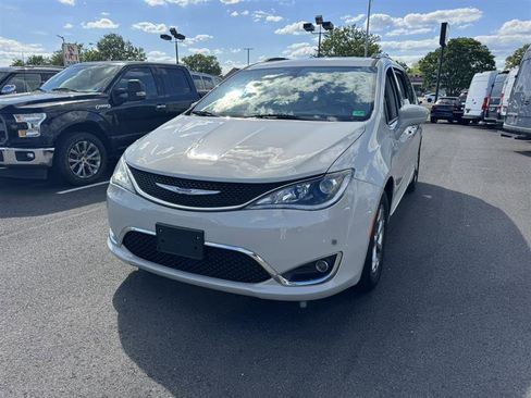 Used 2019 Chrysler Pacifica Touring-L w/ Premium Audio Group FWD image 4