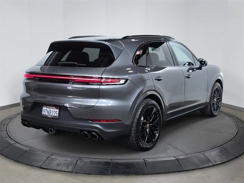 Used 2025 Porsche Cayenne image 7