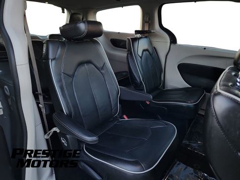 Used 2021 Chrysler Pacifica Limited image 34