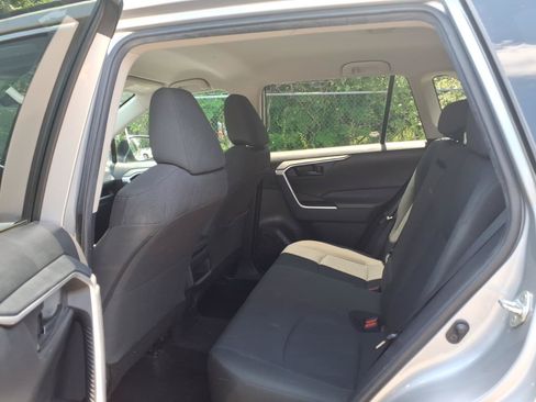 Used 2021 Toyota RAV4 LE w/ Carpet Mat Package (TMS) AWD/4WD image 13