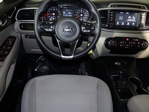 Used 2018 Kia Sorento LX image 3