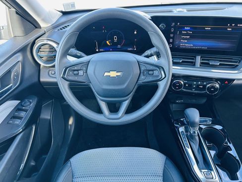 Used 2025 Chevrolet Trax LT image 11