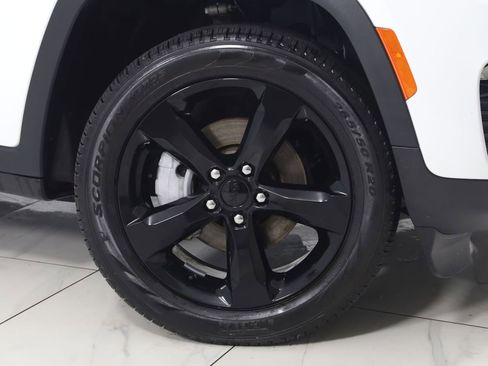 Used 2024 Jeep Grand Cherokee Limited w/ Black Appearance Package AWD/4WD image 15