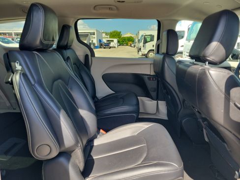 Used 2024 Chrysler Pacifica Limited FWD image 7