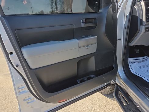 Used 2013 Toyota Tundra 4x4 CrewMax w/ SR5 Pkg image 14