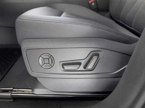 Used 2025 Audi Q5 Premium w/ Convenience Package image 16