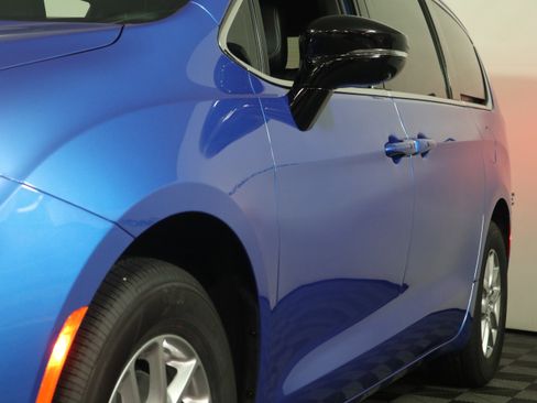 New 2026 Chrysler Pacifica Select image 11