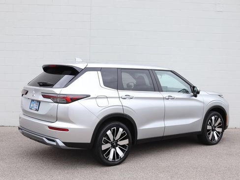 Used 2025 Mitsubishi Outlander SE AWD/4WD image 2