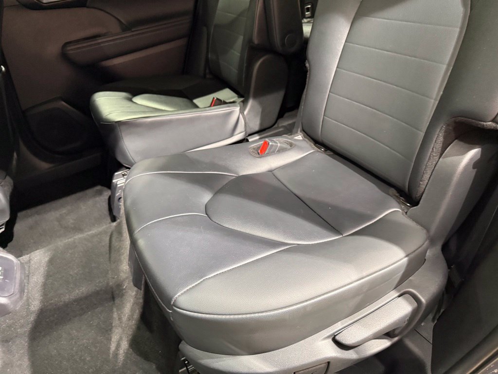 Used 2025 Toyota Highlander XLE AWD/4WD image 21