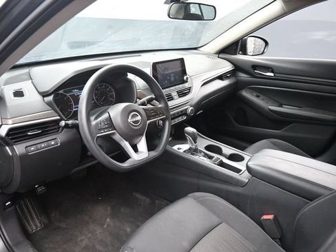 Used 2025 Nissan Altima 2.5 SV FWD image 16