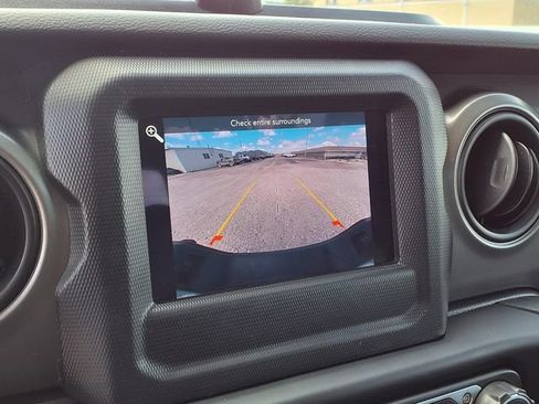 Used 2023 Jeep Gladiator Sport AWD/4WD image 7