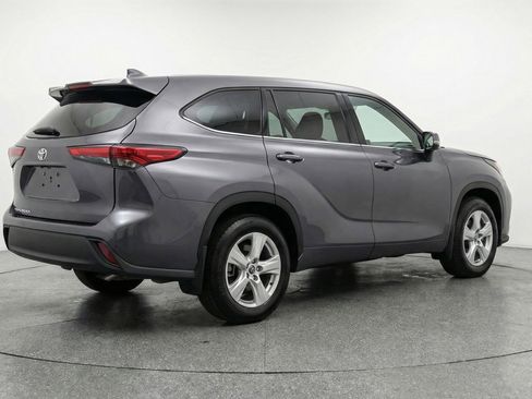 Used 2025 Toyota Highlander LE FWD image 9