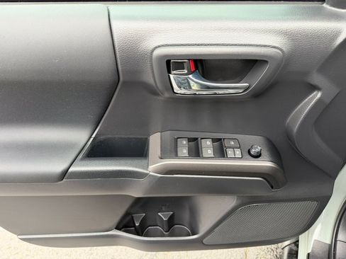 Used 2022 Toyota Tacoma TRD Sport image 13