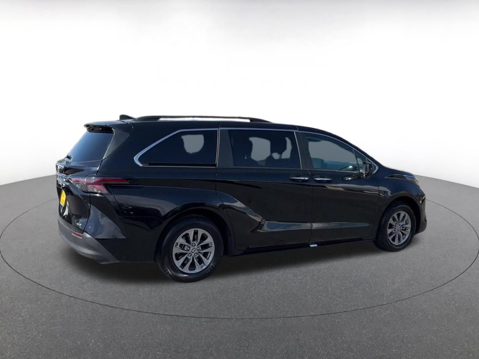 Used 2025 Toyota Sienna XLE FWD image 14