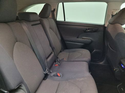 Used 2021 Toyota Highlander L FWD image 19