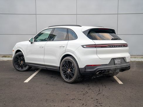 Used 2025 Porsche Cayenne image 3