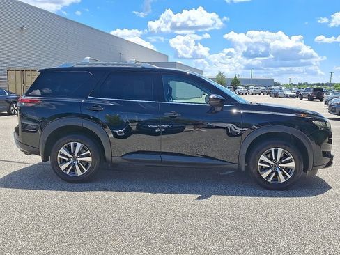Used 2024 Nissan Pathfinder SL AWD/4WD image 7