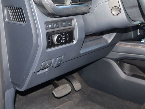 Used 2023 Ford F250 Platinum w/ FX4 Off-Road Package AWD/4WD image 23