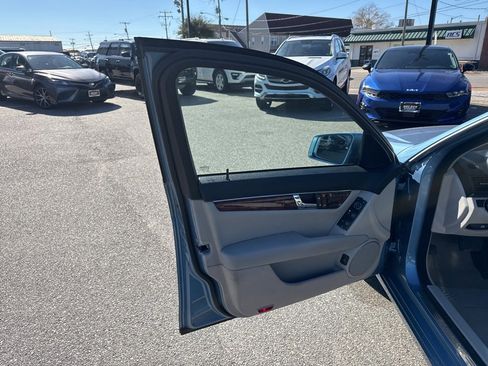 Used 2010 Mercedes-Benz C 300 Sedan image 6