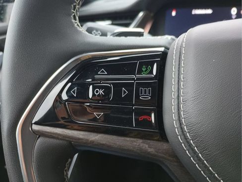 Used 2023 Jeep Grand Cherokee Overland w/ Luxury Tech Group IV AWD/4WD image 28