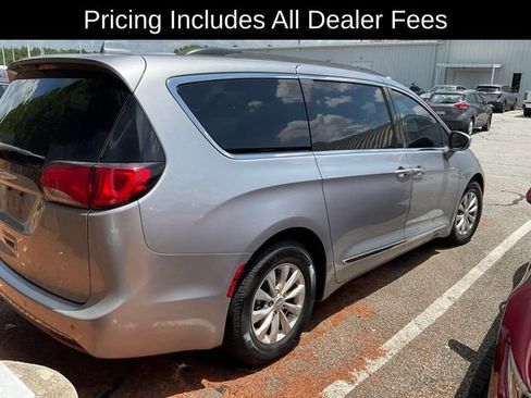 Used 2017 Chrysler Pacifica Touring-L FWD image 6
