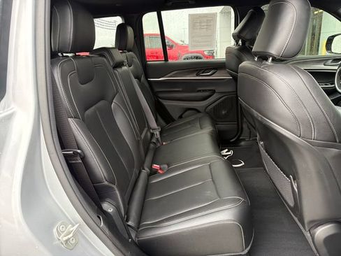 Used 2024 Jeep Grand Cherokee Limited w/ Black Appearance Package AWD/4WD image 33