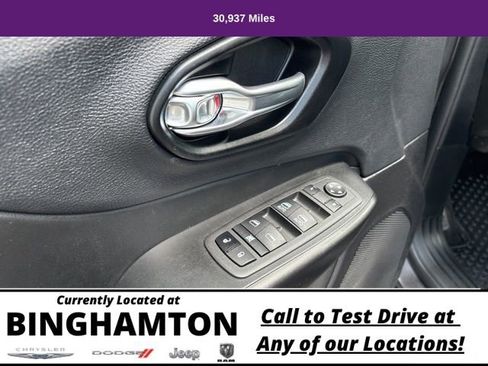 Used 2022 Jeep Cherokee Trailhawk image 9