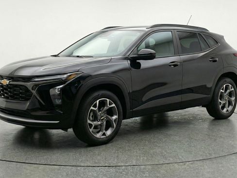 Used 2025 Chevrolet Trax LT FWD image 3