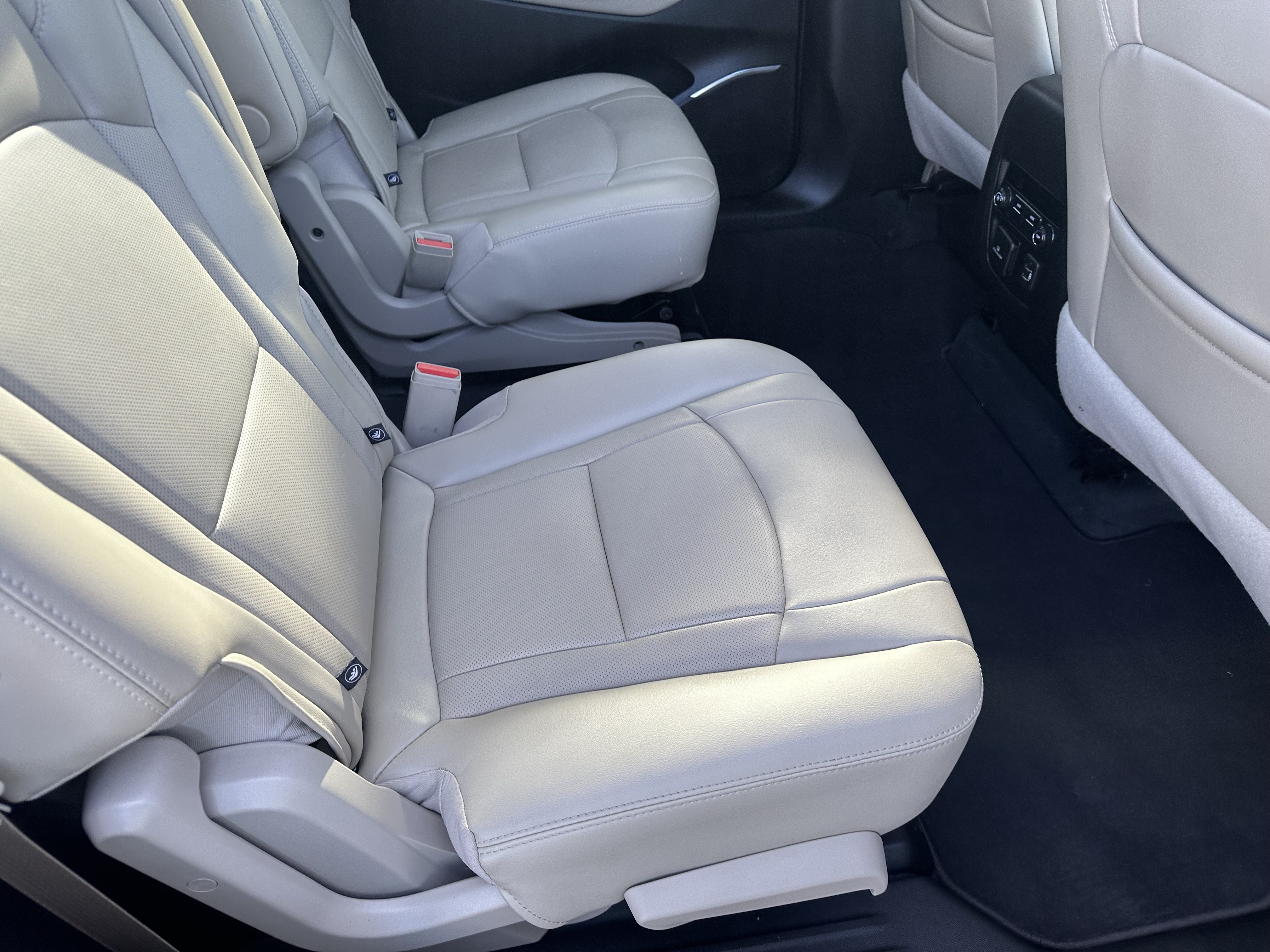 Used 2021 Buick Enclave Essence w/ Sound and Sites Package AWD/4WD image 9