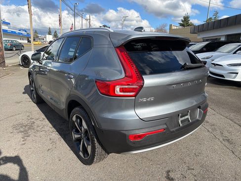 Used 2019 Volvo XC40 T5 Momentum image 3