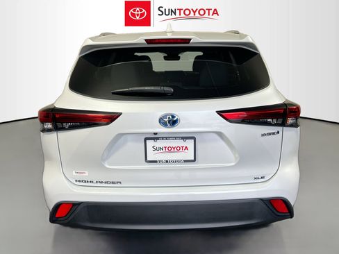 Used 2022 Toyota Highlander XLE AWD/4WD image 5