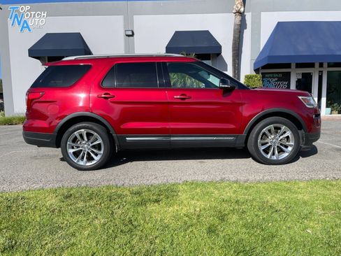 Used 2018 Ford Explorer XLT AWD/4WD image 4