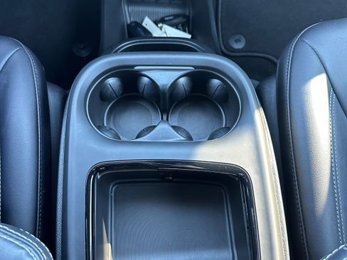 Used 2024 Chrysler Pacifica Touring-L w/ S Appearance Package image 19