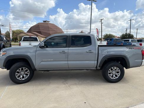 Used 2018 Toyota Tacoma TRD Off-Road AWD/4WD image 4