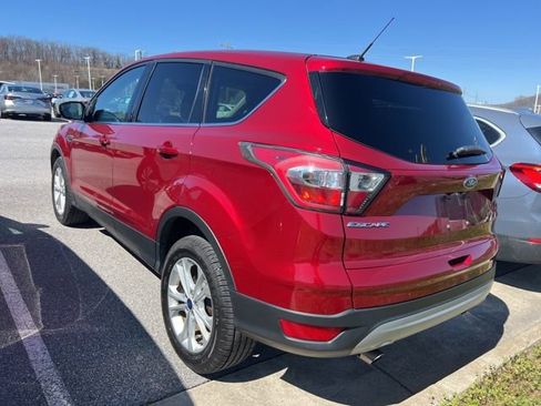 Used 2017 Ford Escape SE image 2