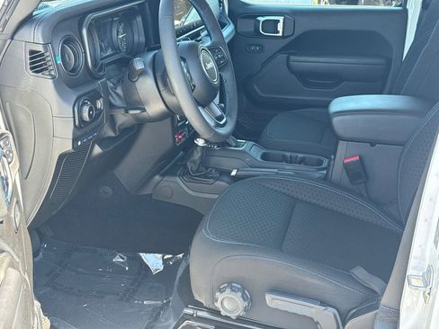 Used 2025 Jeep Wrangler Unlimited Rubicon 4xe w/ Safety Group AWD/4WD image 9