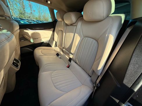 Used 2019 Maserati Levante GranLusso image 18