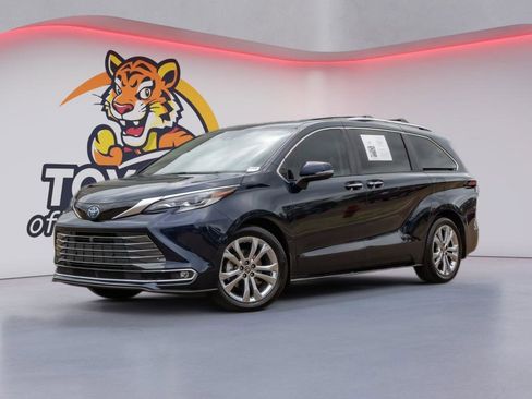 Used 2023 Toyota Sienna Platinum image 1