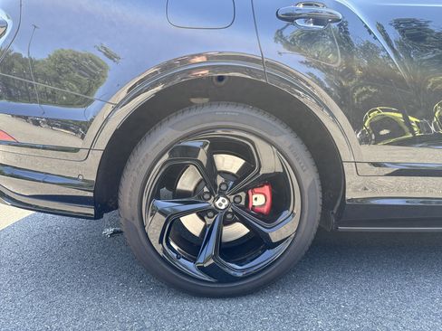 Used 2022 Bentley Bentayga AWD/4WD image 31