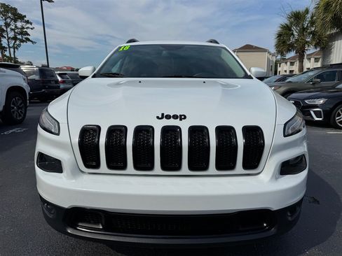 Used 2018 Jeep Cherokee Latitude w/ Altitude Package FWD image 3