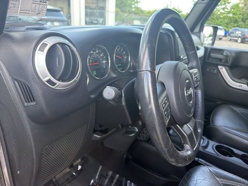 Used 2016 Jeep Wrangler Unlimited Sahara w/ Connectivity Group AWD/4WD image 20