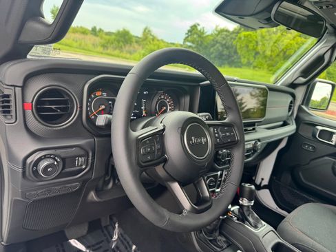 Used 2026 Jeep Wrangler Unlimited Rubicon AWD/4WD image 22