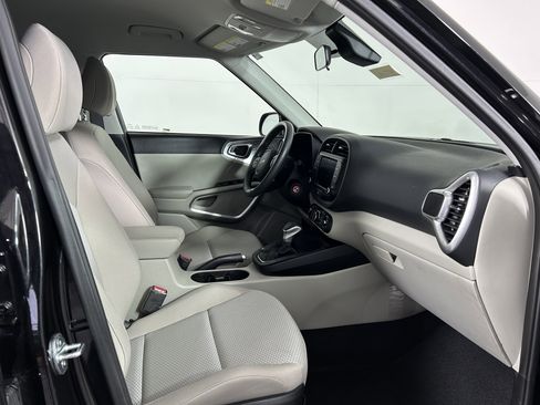 Used 2023 Kia Soul LX w/ LX Technology Package FWD image 12