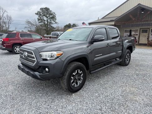 Used 2017 Toyota Tacoma TRD Sport image 2