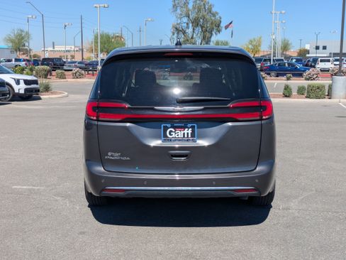 Used 2023 Chrysler Pacifica Touring-L image 4