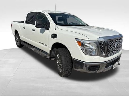 Used 2018 Nissan Titan SV w/ SV Convenience Package image 4