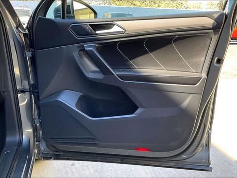 Used 2022 Volkswagen Tiguan SE w/ Panoramic Sunroof Package image 23