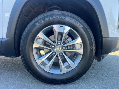 Used 2025 Chevrolet Equinox LT AWD/4WD image 4